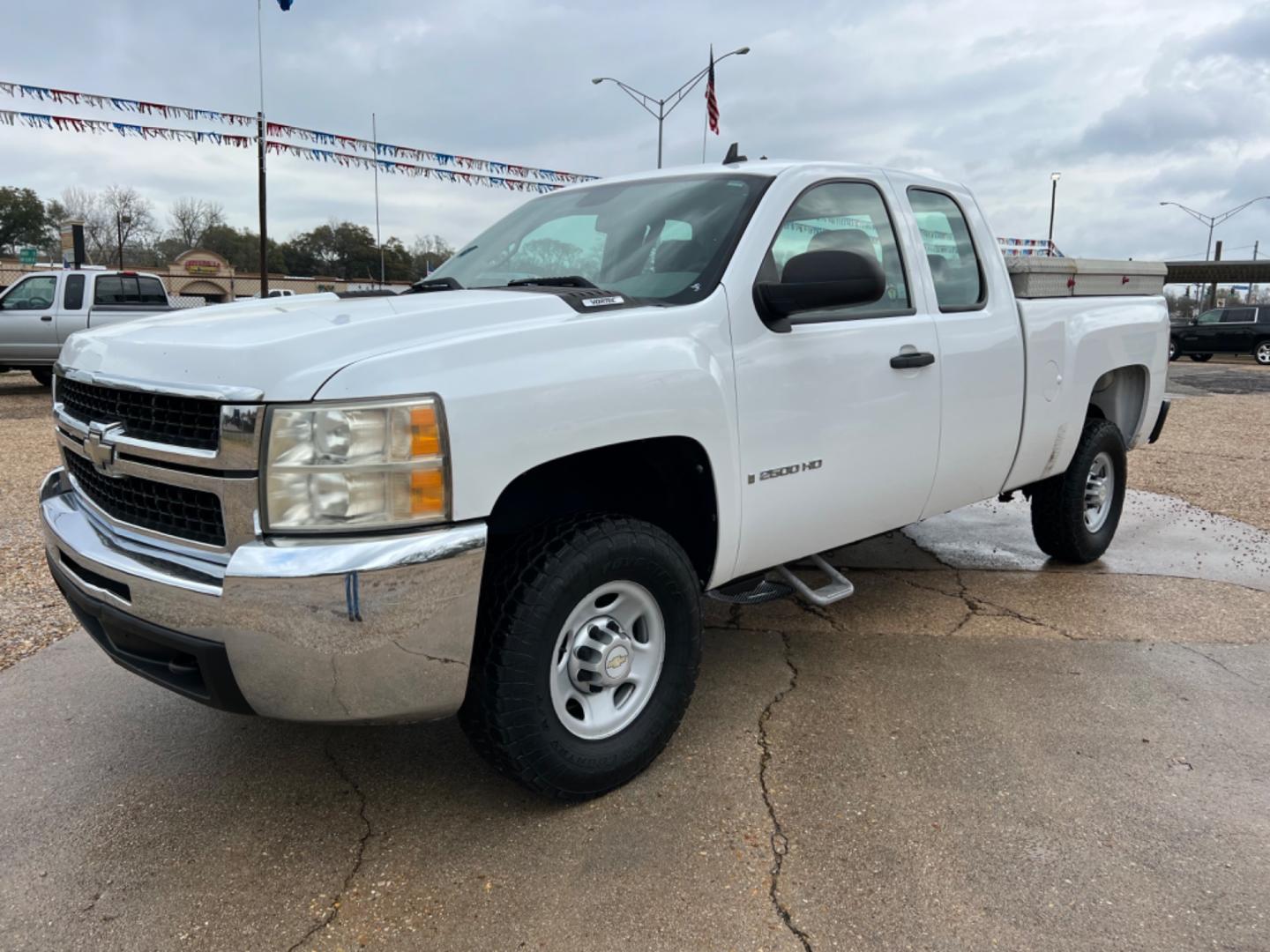 2009 White /Gray Chevrolet Silverado 2500HD LS (1GCHC49K49E) with an 6.0L V8 engine, Automatic transmission, located at 4520 Airline Hwy, Baton Rouge, LA, 70805, (225) 357-1497, 30.509325, -91.145432 - 2009 Chevy Silverado 2500HD Ext Cab LS 6.0 V8 Gas, 161K Miles, Power Windows & Locks, Cold A/C, Toolboxes, Tow Pkg. NO IN HOUSE FINANCING. FOR INFO PLEASE CONTACT JEFF AT 225 357-1497 CHECK OUT OUR A+ RATING WITH THE BETTER BUSINESS BUREAU WE HAVE BEEN A FAMILY OWNED AND OPERATED BUSINESS AT THE SA - Photo#0